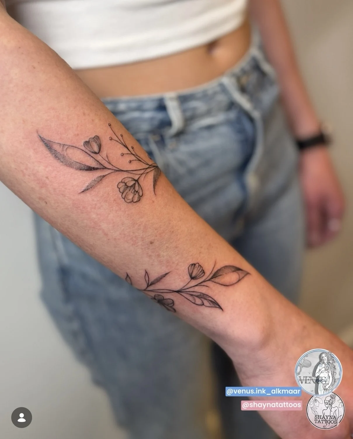 Fijne bloemtakken op een onderarm, door Shayna